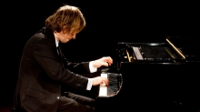 Andrzej Wierciński gra na fortepianie