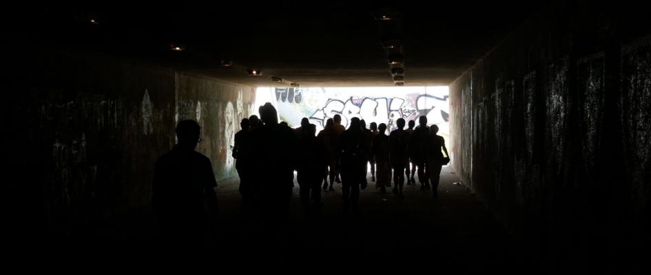 zdjęcie szwendaczy w tunelu