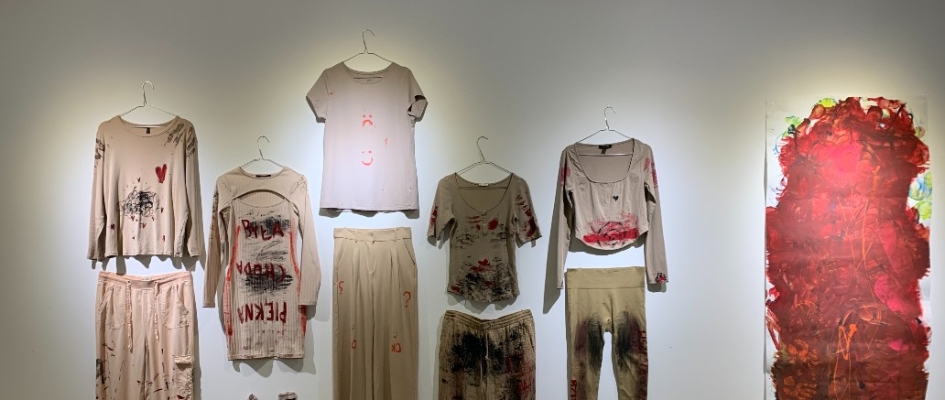 ręcznie malowane stroje powieszone na ścianie galerii