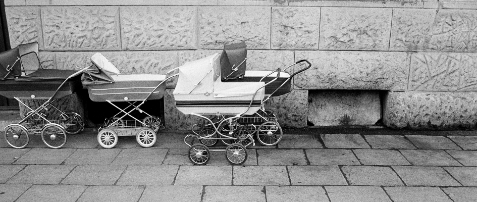 Jerzy Łapiński - wózki niemowlęce z lat 70. 80. XX wieku na ulicy