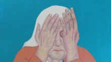 Fragment obrazu. Starsza kobieta na niebieskim tle ma dłonie położone na twarz. Jej oblicze jest pełne głębokiego smutku