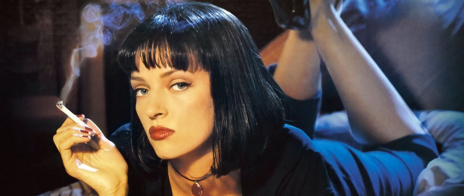 kultowy kadr z filmu Pulp Fiction: Uma Thurman jako Mia Wallace, leży na łóżku z papierosem w dłoni, patrzy wprost w obiektyw