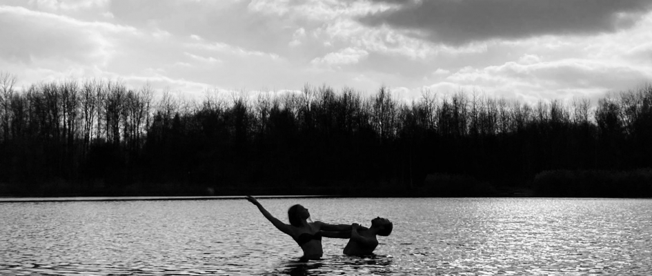 Zdjęcie pary w tanecznym uścisku na środku jeziora. 