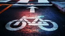 zdjęcie ikony rowerowej wymalowanej na asfalcie 