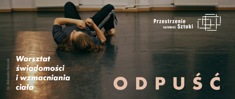 Młoda osoba leży na podłodze z podciągniętymi kolanami. Napis