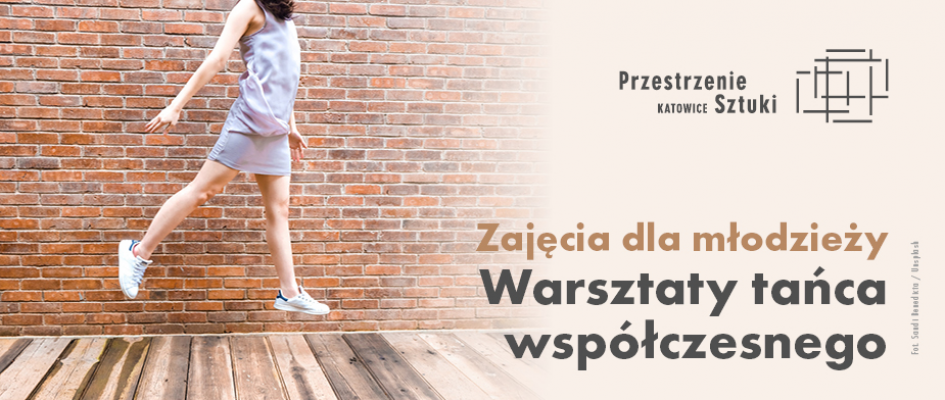 Nastolatka w błętkitnej sukience w trakcie skoku. Napis