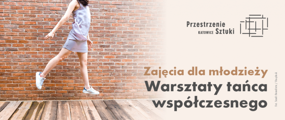 Nastolatka w błętkitnej sukience w trakcie skoku. Napis 