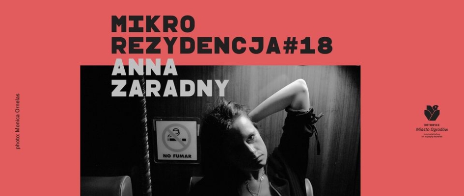 Infografika z zdjęciem Anny Zaradny (czarnobiałe). Na różowym tle podpisy: Mikrorezydencja #18 i logo KMO