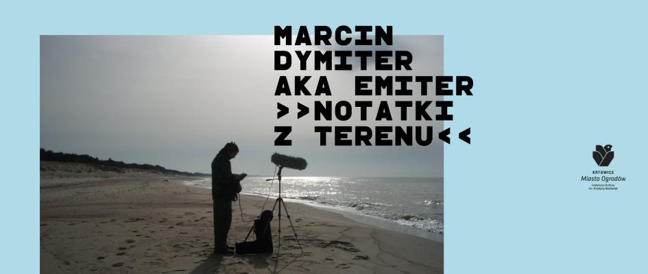 Zdjęcie Marcina Dymitera na plaży - nagrywa dźwięk fal