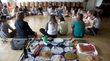 zdjęcie z warsztatów jazzcamp for girls 2022. Dziewczyny i tutorzy siedzą w kręgu. Rozmawiają