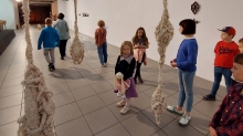 Zdjęcie dzieci zwiedzających wystawę w galerii BWA. 