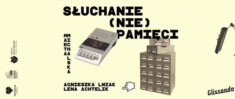 Odtwarzacz kasetowy i ułożone pionowo pudła wraz z nazwą wydarzenia i wykonawcami