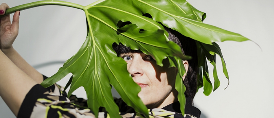 Fragment zdjęcia. Portret Asi Miny z wielkim liściem na głowie
