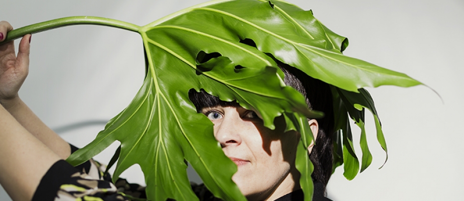 Zdjęcie Asi Miny z liściem na głowie