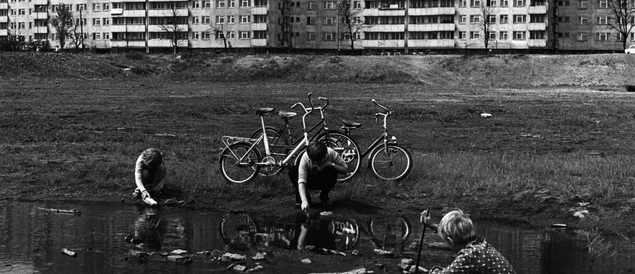 dzieci bawiące się w kałuży, lata 70-80. XX w.