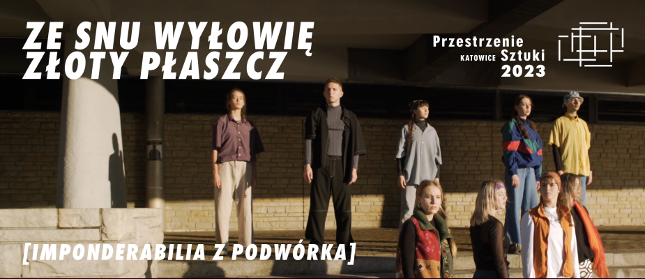 Dziewięciu młodych tancerzy stoi na schodach zadaszonego budynku. Na ich twarze i postacie pada mocne światło słoneczne